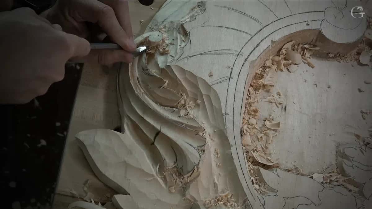 Small flat blade working the scroll