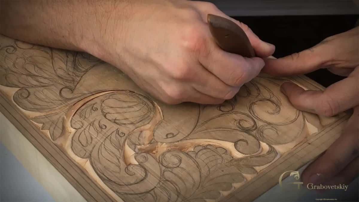 Right hand wraps the handle.