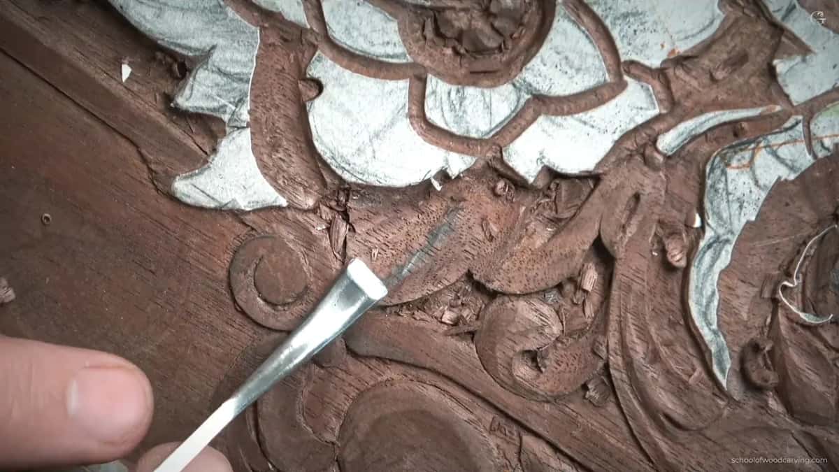 Back bent gouge on the leaf