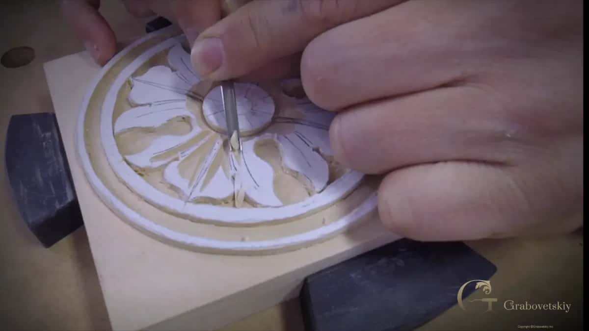 Narrow tool between two leaves at the center.