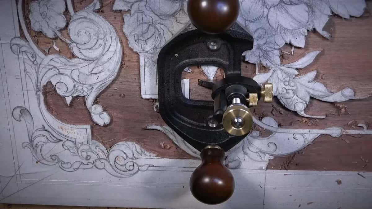 The router plane standing on the board
