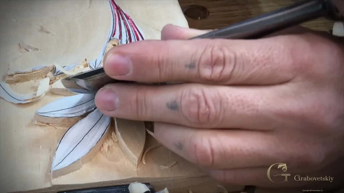 Fingers wrapped over the steel, the edge set into one lobe near a red line