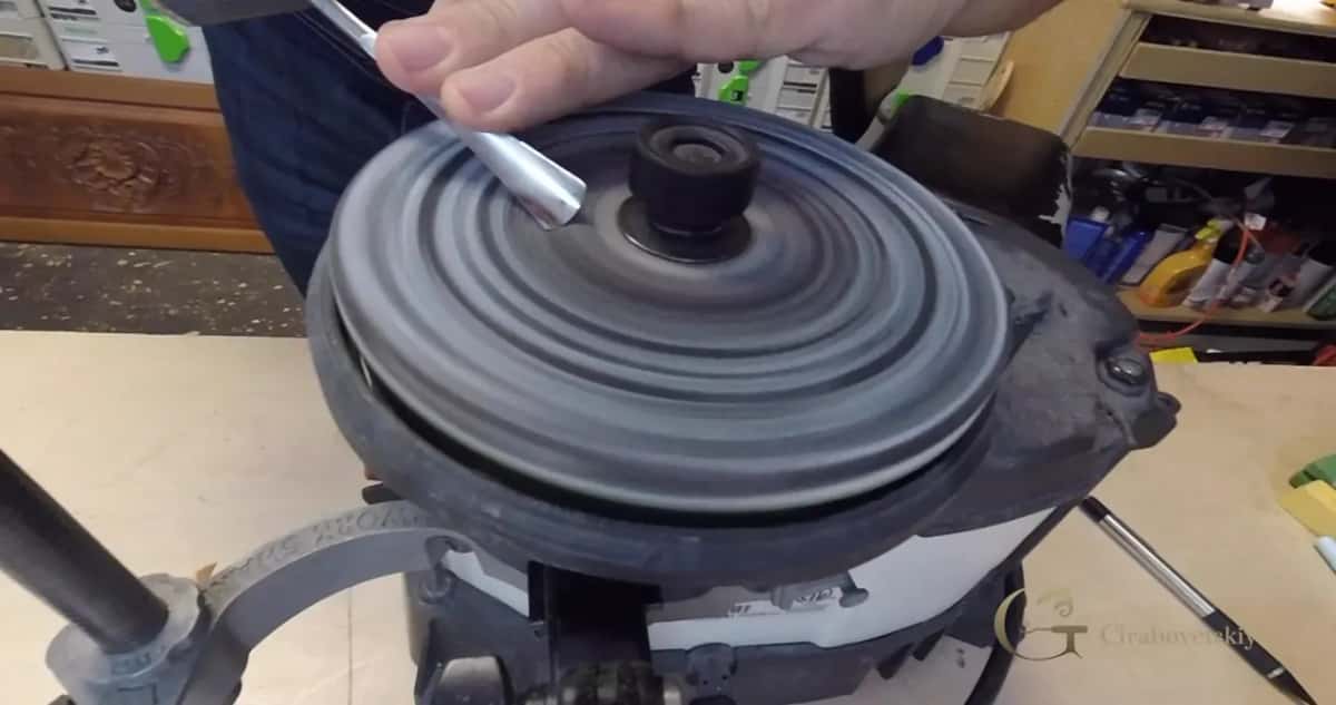 Tool tip on a spinning gray wheel
