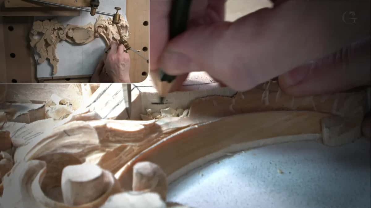 Drawing a line along the molding by the scroll
