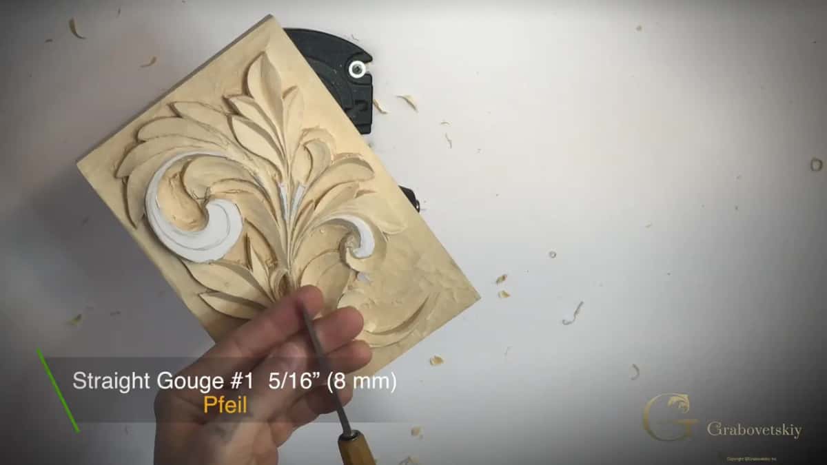 Caption on screen for a number 1 at 8 mm, with the tool held up below the leaf