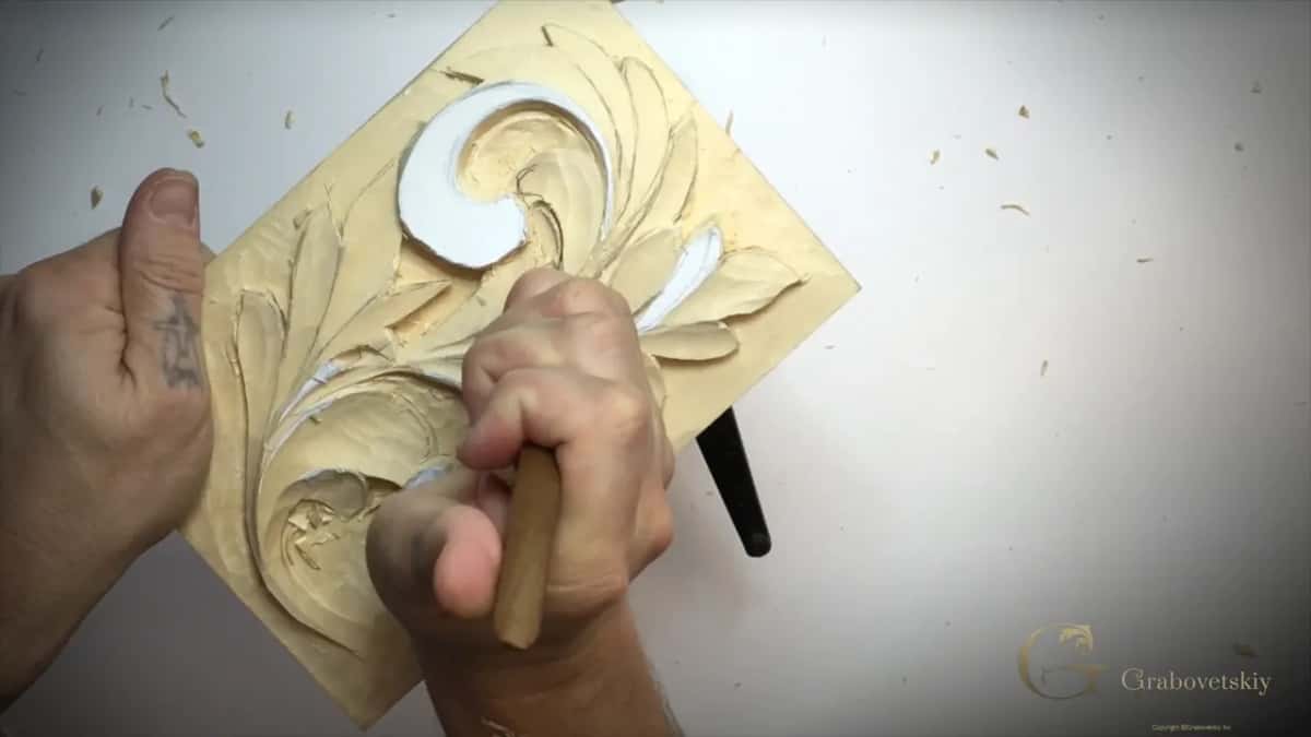 Short handle in the right fist, the left hand at the top corner of the panel