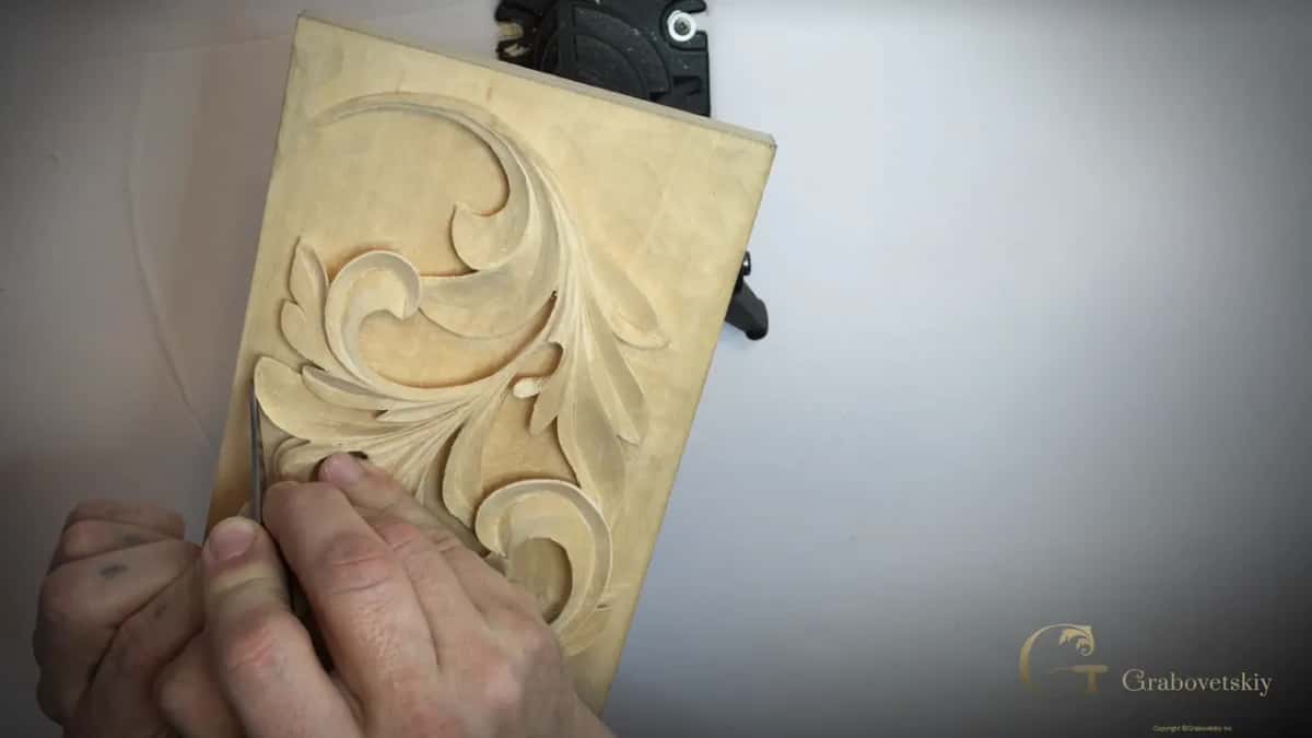 Knife tip at a lobe