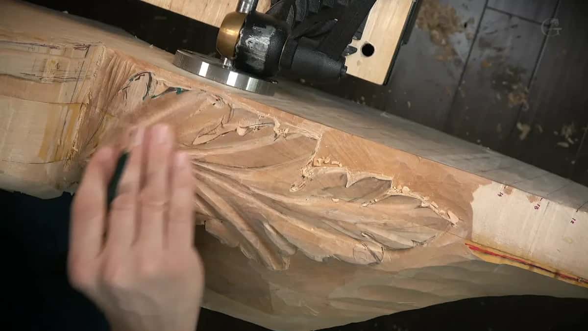 Open hand over the acanthus on the thick block