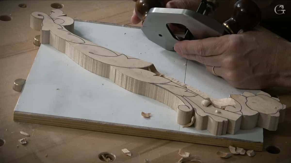 Router plane crossing the blank