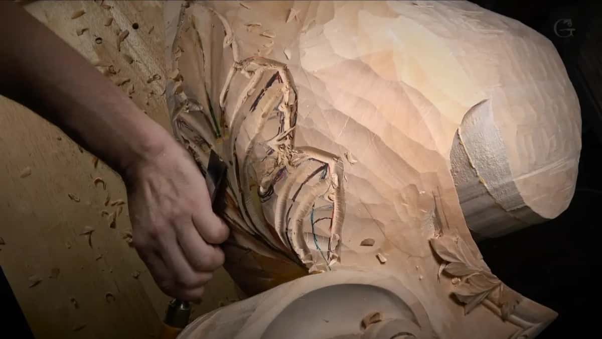 Right hand on a flat tool deep in the leaf