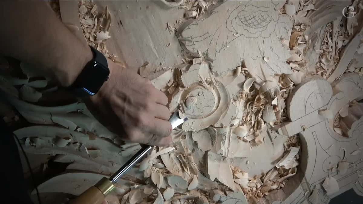 Long gouge driven into the ring around a round flower, chips on every side