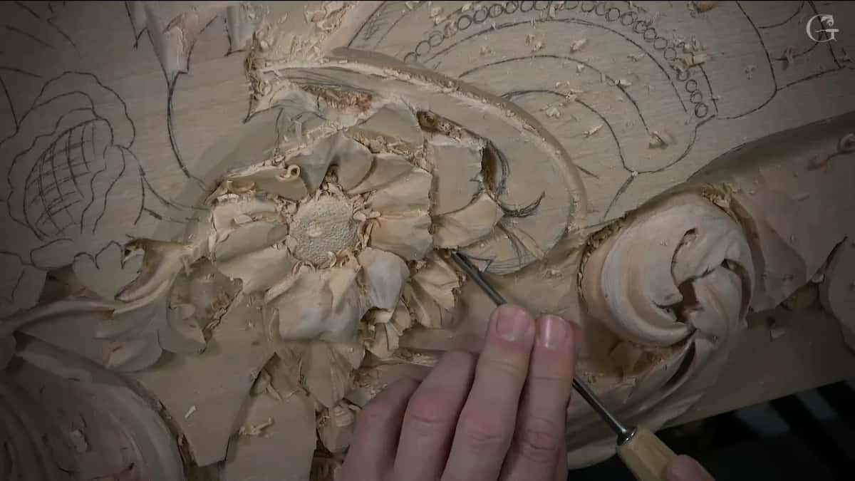 Fine veiner going into a hollow