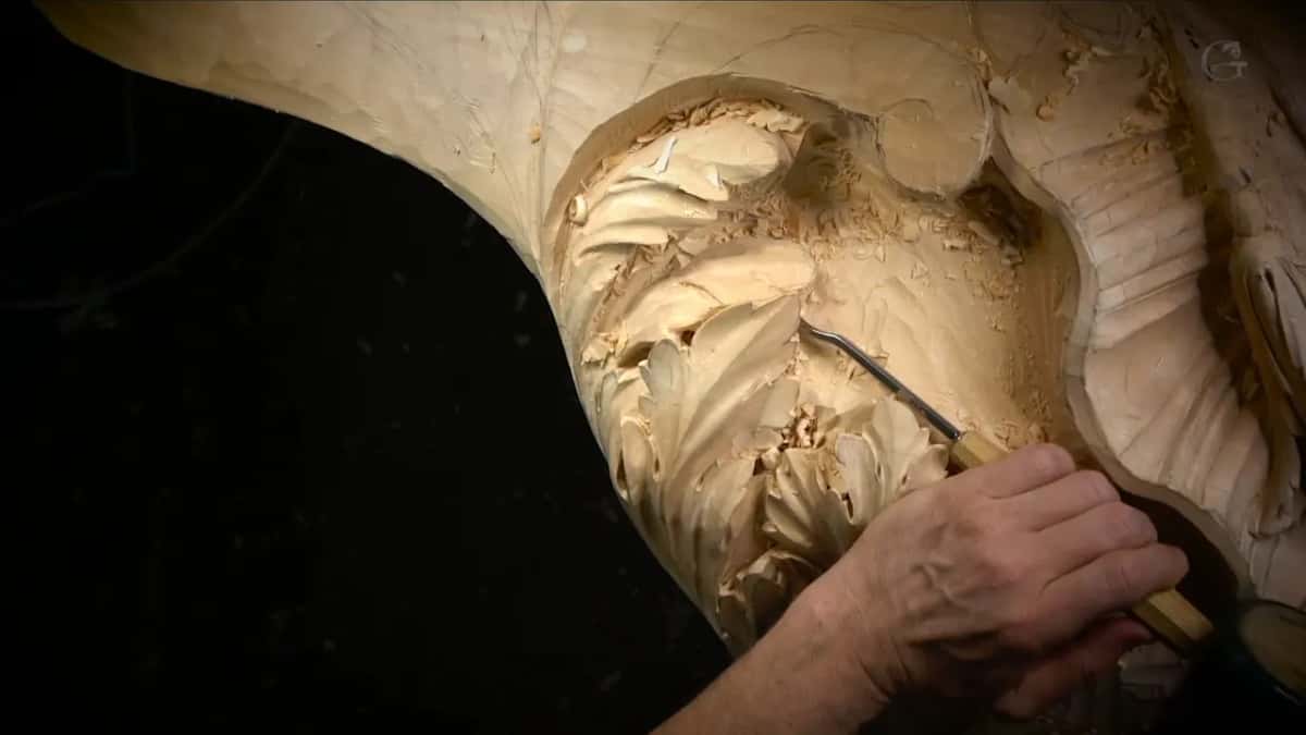 Bent shank in a lobe, fingers close