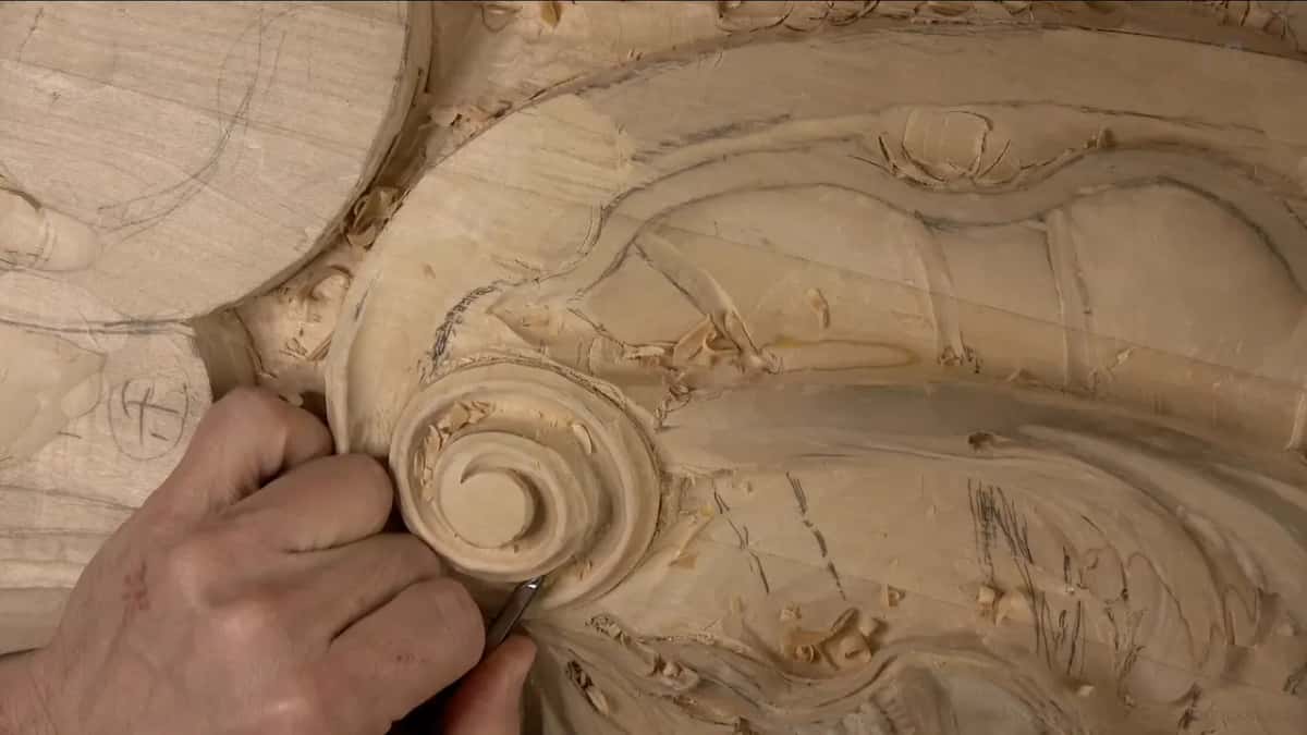 Knuckles hide most of the volute while a small blade works its lower right edge.
