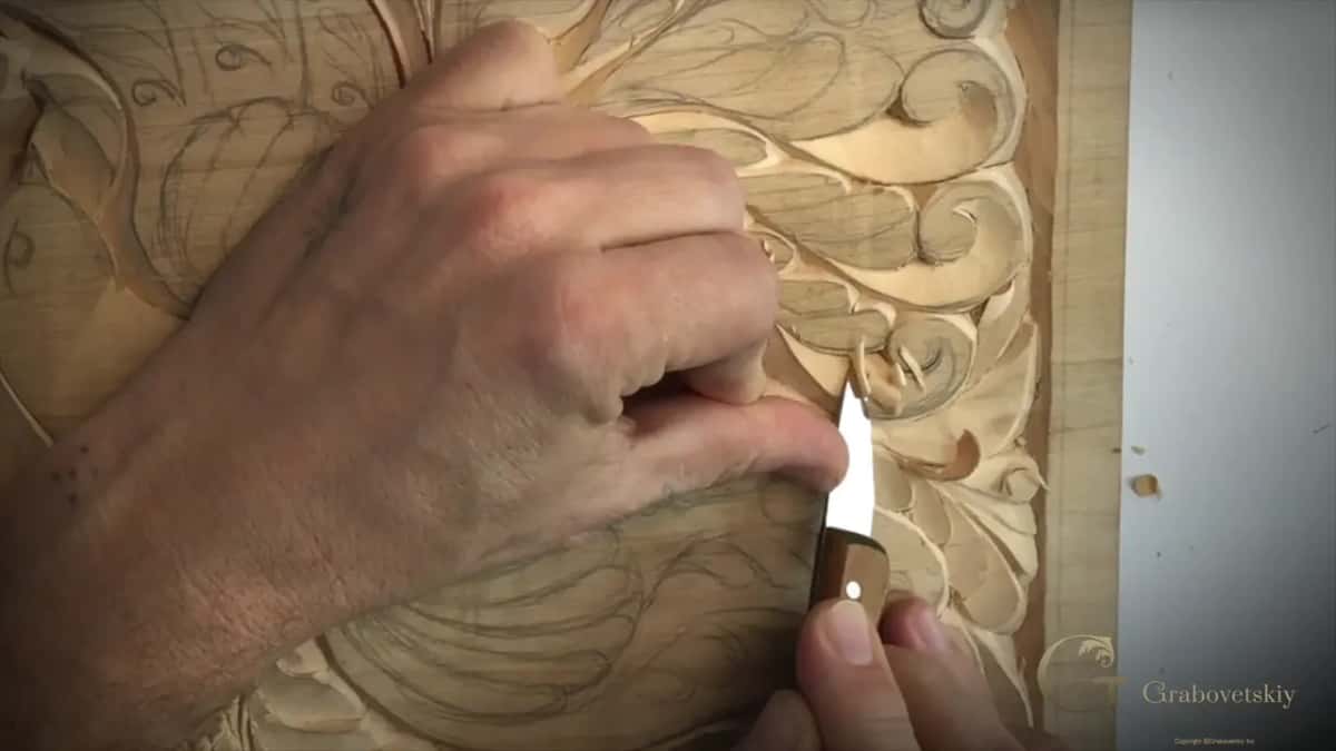 Right border of the panel with the blade standing in the outer curls