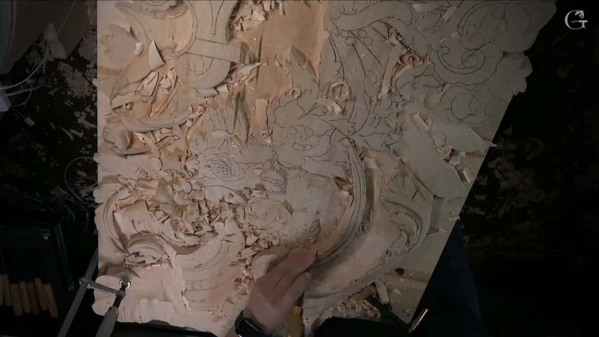 Fingertips on the carved curve