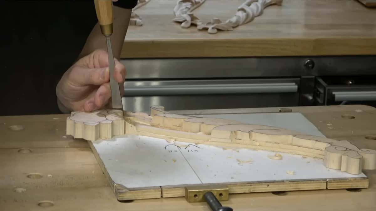 Wide chisel going straight down
