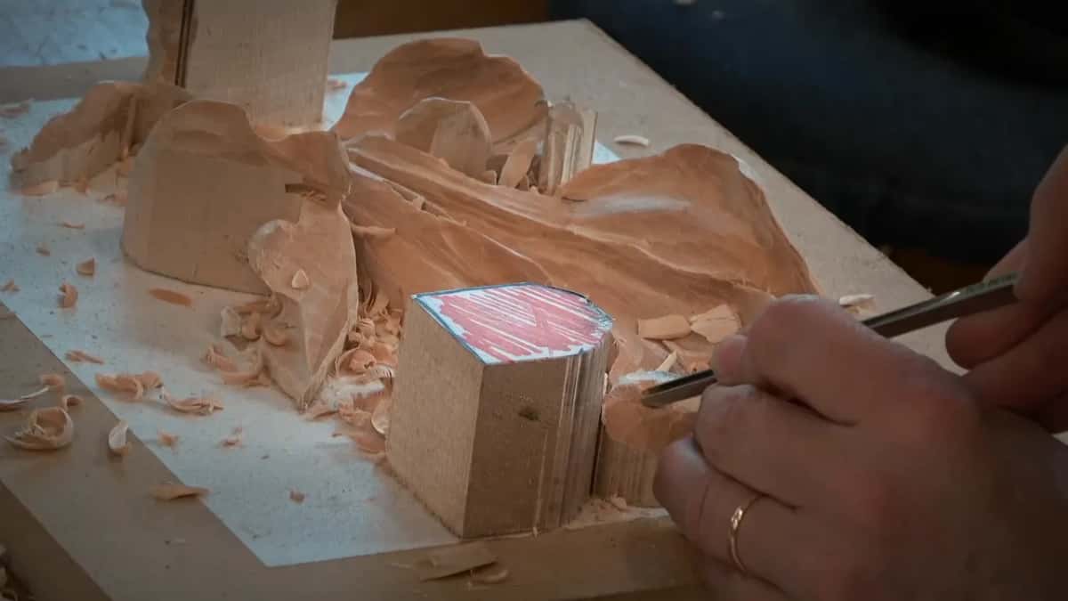 A slim gouge near the hatched block