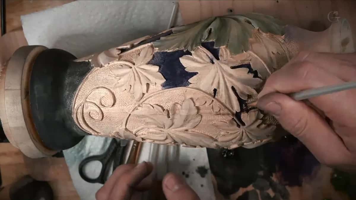 Dark color going into deep gaps between pale leaves