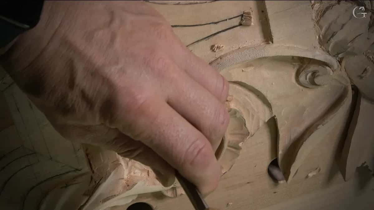 Gouge at the edge of a concave
