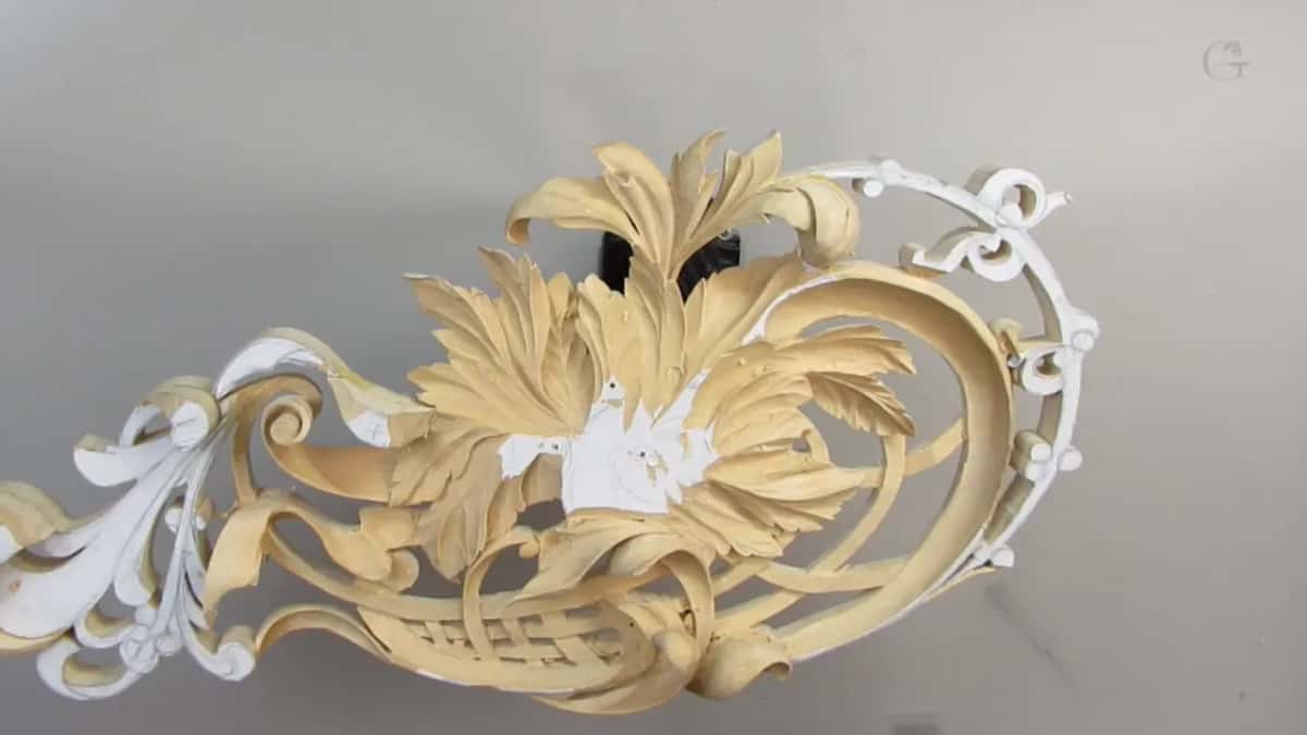 Seen from above, a pierced carving of acanthus leaves, ribbons and a woven lattice, its center painted white