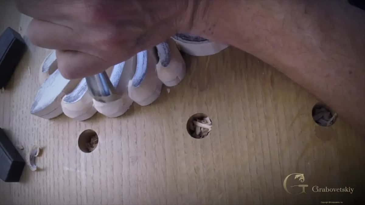 Fist around a gouge at the petal tips