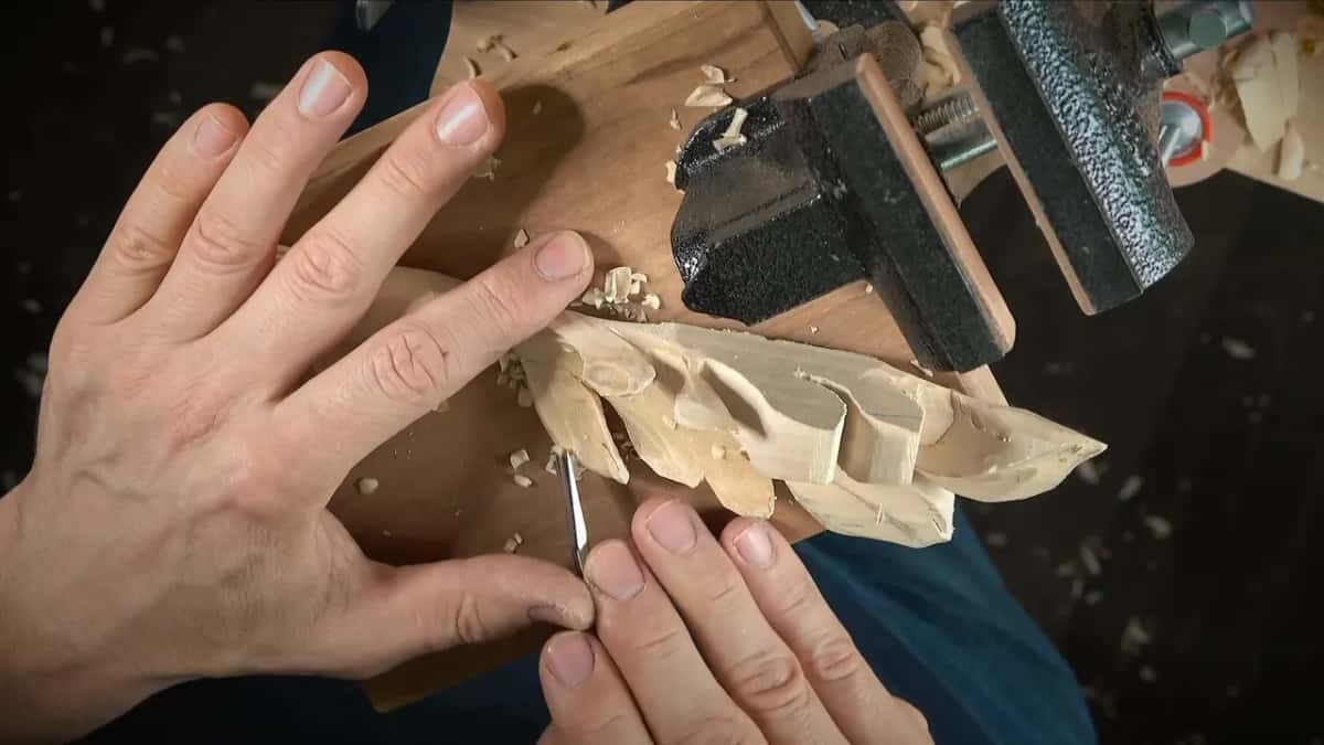 Small tool at the leaf edge