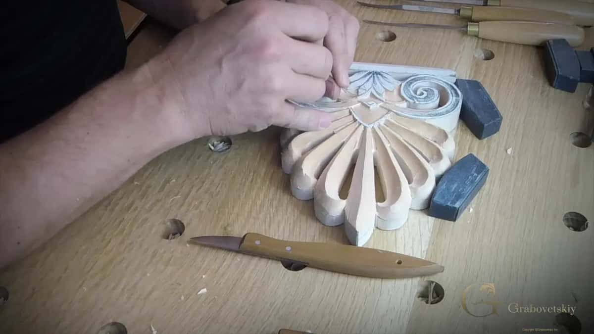 Tiny spoon chisel, fingertips guiding