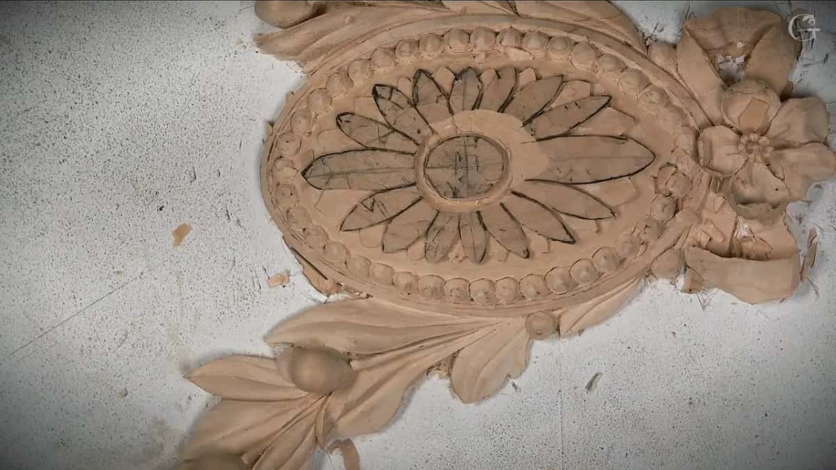 Outlined petals, marked center